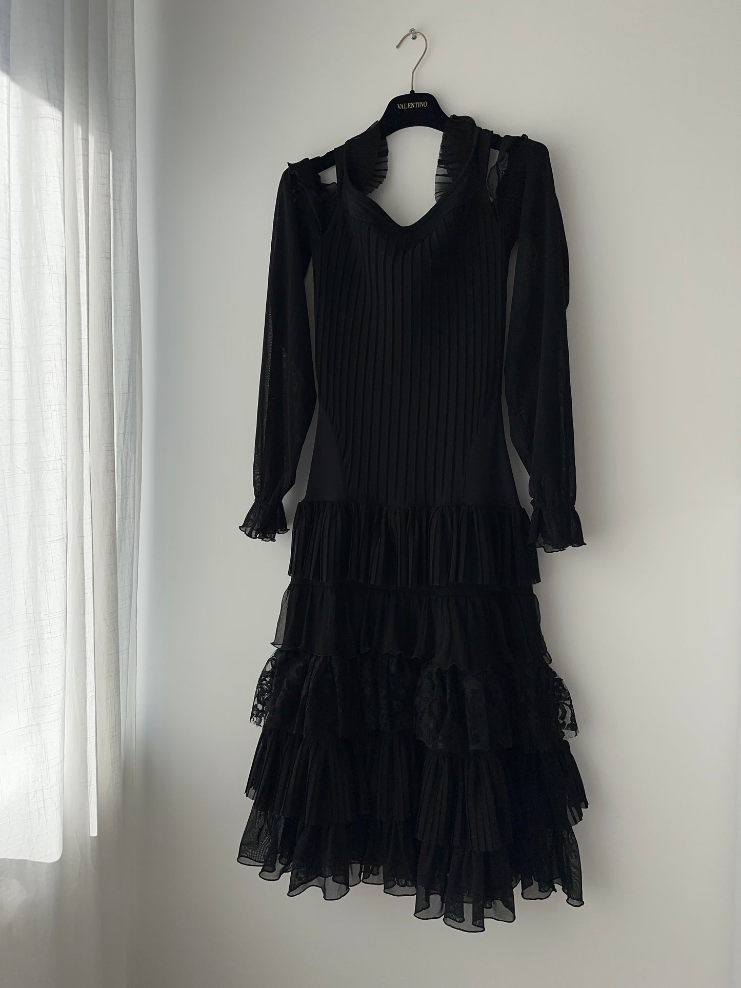 Save The Queen Black Cold Shoulder Midi Dress with Ruffles (S)