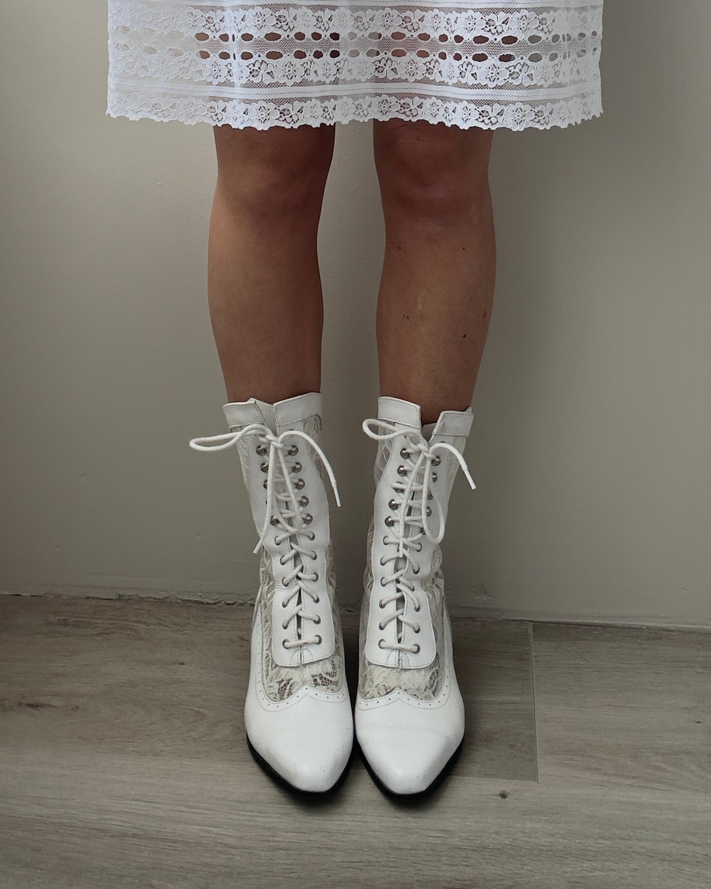 Vintage Inspired White Western/Victorian Lace up Boots (37)