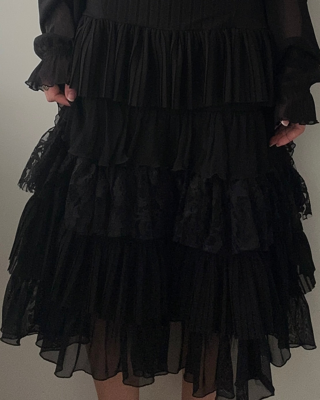 Save The Queen Black Cold Shoulder Midi Dress with Ruffles (S)