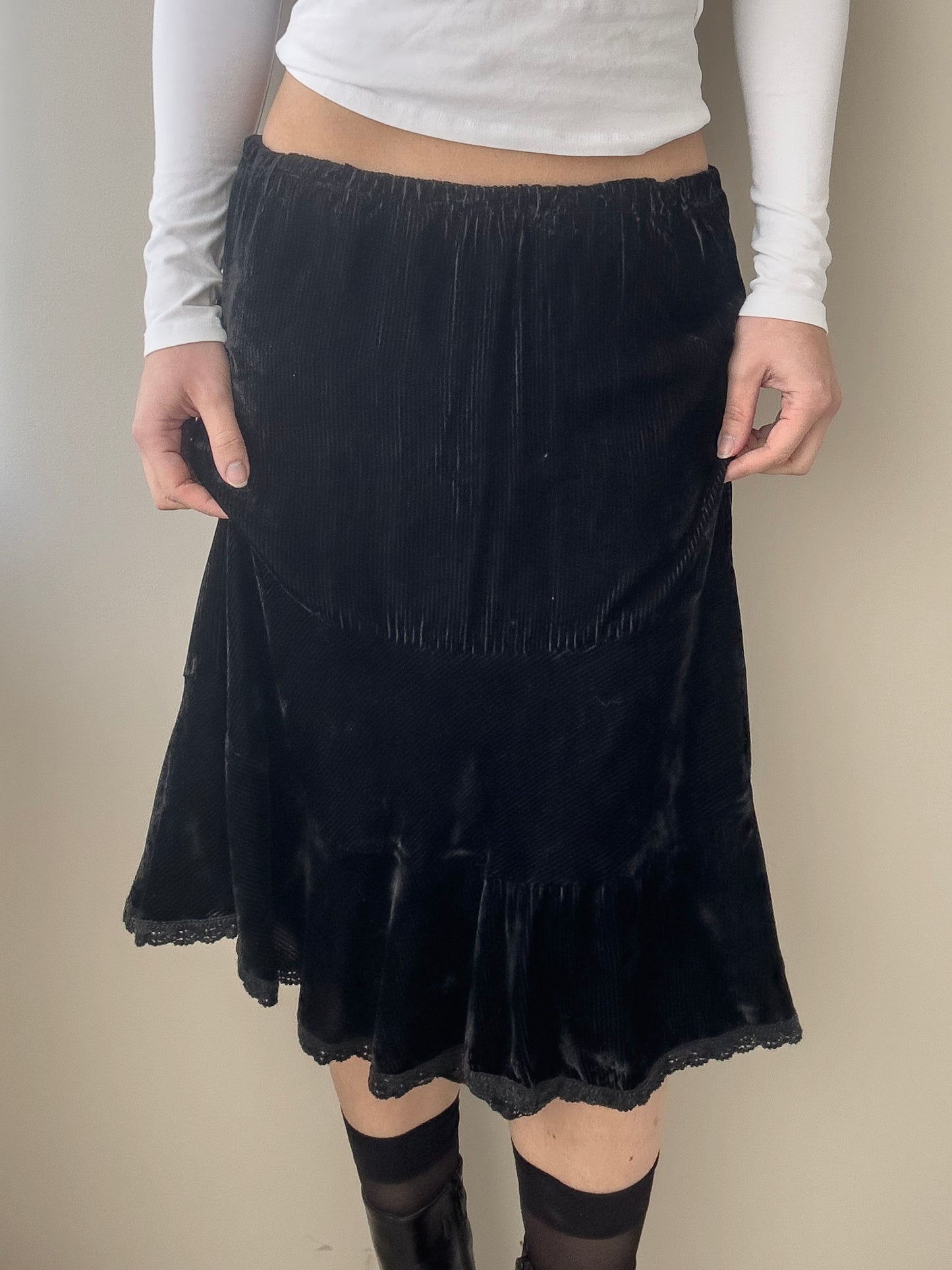 Sportmax Silk Black Midi Skirt with Ruffled Lace Hem (XS-S)