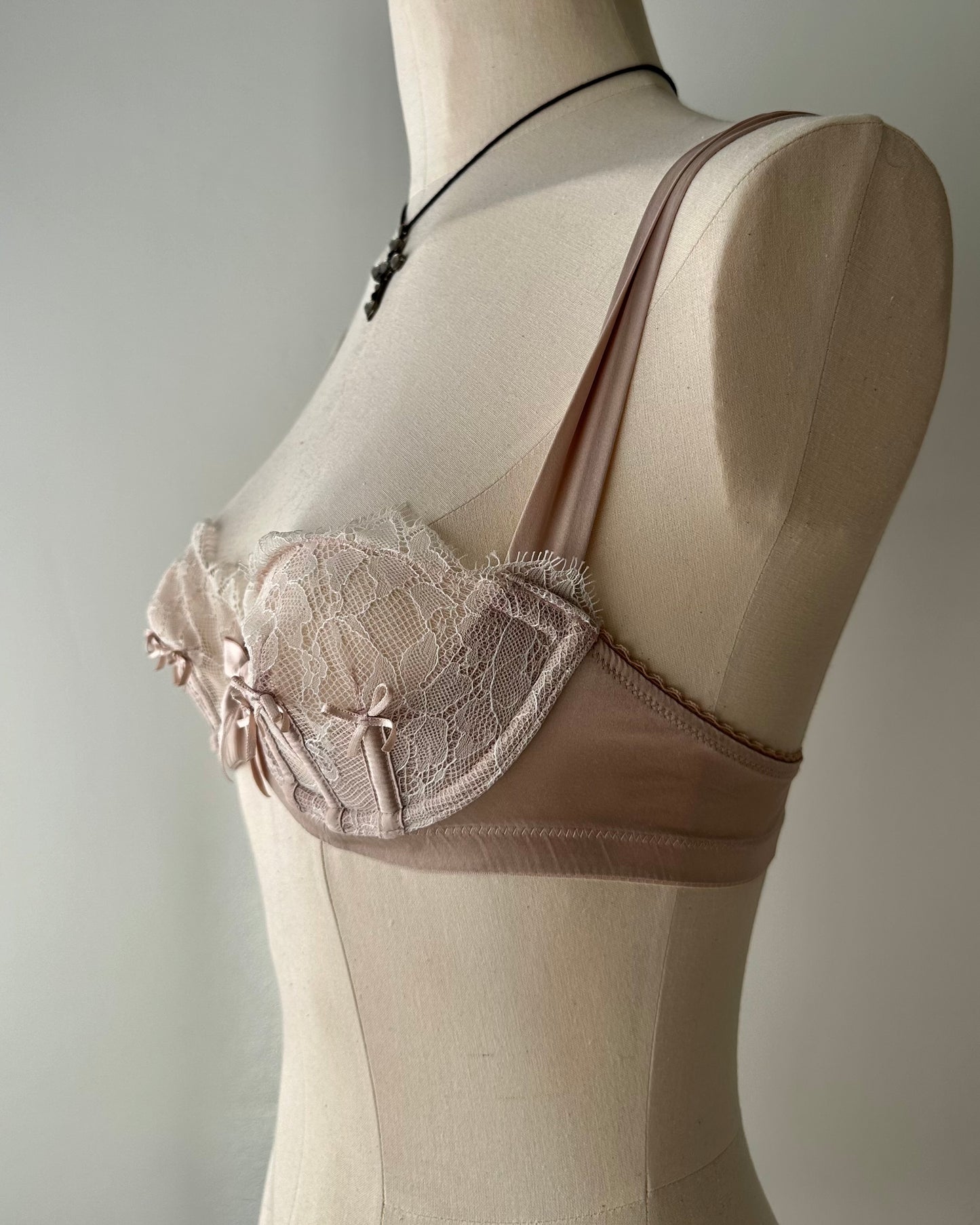 Silk Light Pink Bra With Lace And Ribbons (75B/34B)